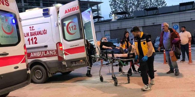 Betonqarışdıran yük maşını və mikroavtobusla toqquşdu: 2 yaralı