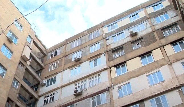 Bakıda binadan kişi yıxılıb öldü