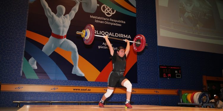 Qızların yarışında mükafatçıların adlarına aydınlıq gəldi