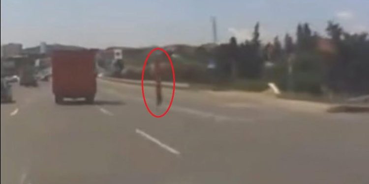 Bakı-Sumqayıt yolunda yük maşınının qapısı sınıb yola düşdü - VİDEO