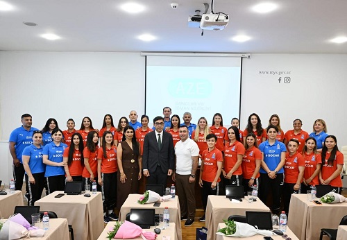 Fərid Qayıbov Azərbaycanın qadın futbolu üzrə milli komandası ilə görüşüb