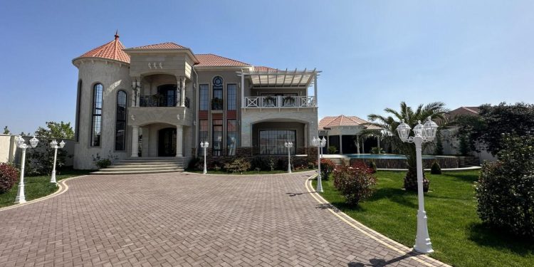 Rayonlarda milyonluq həyat: villaların qiyməti 1 milyon manatı keçir