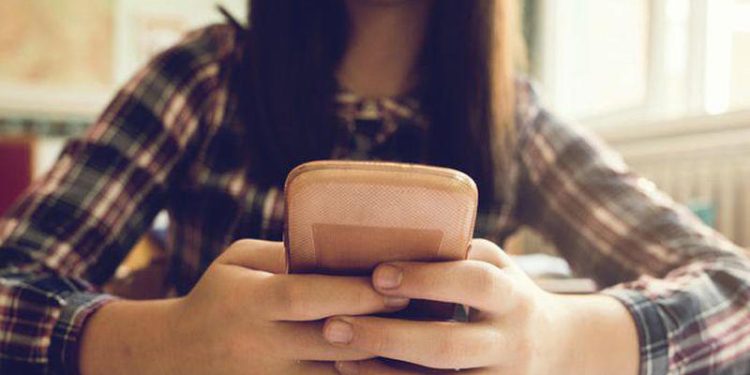 Məktəblərdə telefondan istifadə qadağan edildi