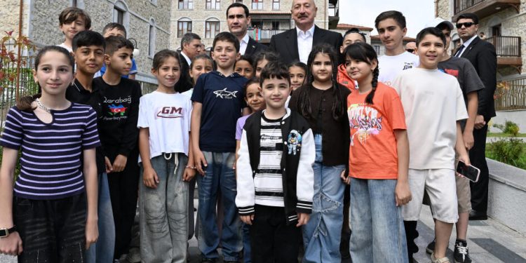 İlham Əliyev və Sərdar Berdiməhəmmədov Şuşa şəhərində inşa edilmiş birinci yaşayış kompleksində olublar-FOTOLAR