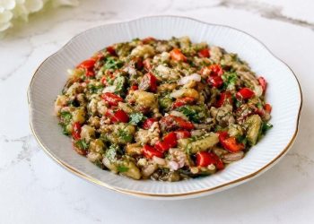 Soğanlı badımcan salatı resepti