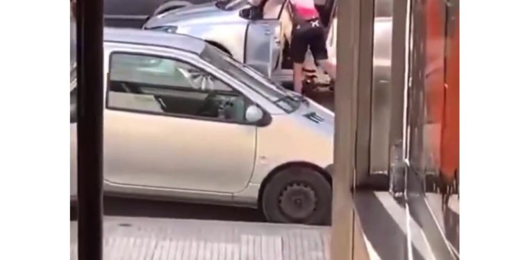 Portuqaliyada velosipedçi qadın sürücünü döydü - VİDEO