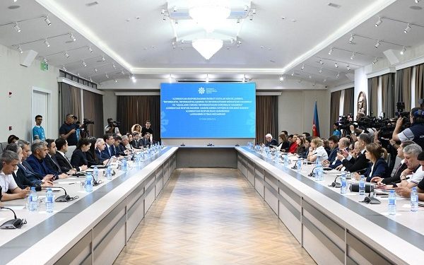 Uşaqların zərərli informasiyadan qorunmasına yönəlmiş normativ hüquqi akt layihəsi müzakirə olunub-FOTOLAR