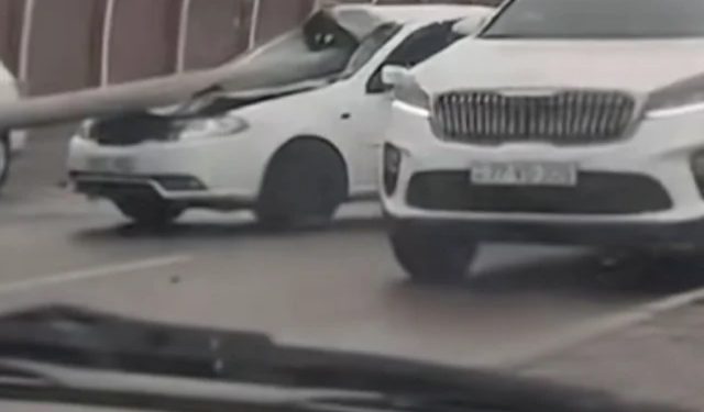Bakıda ağır qəza: Dirək aşaraq avtomobilin salonuna girdi - VİDEO