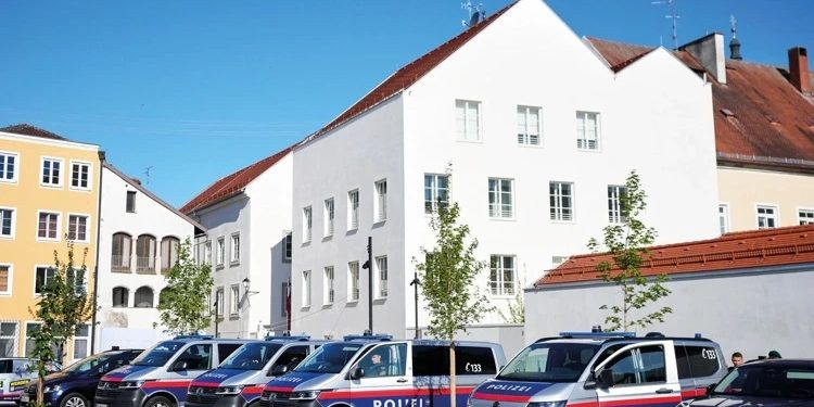 Hitlerin doğulduğu ev polis bölməsi oldu