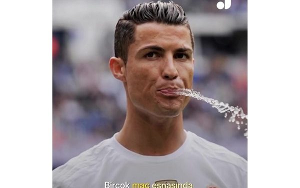 Futbolçular niyə içdikləri mayeni tüpürür? – Bunun elmi səbəbi hər kəsi təəccübləndirir-VİDEO