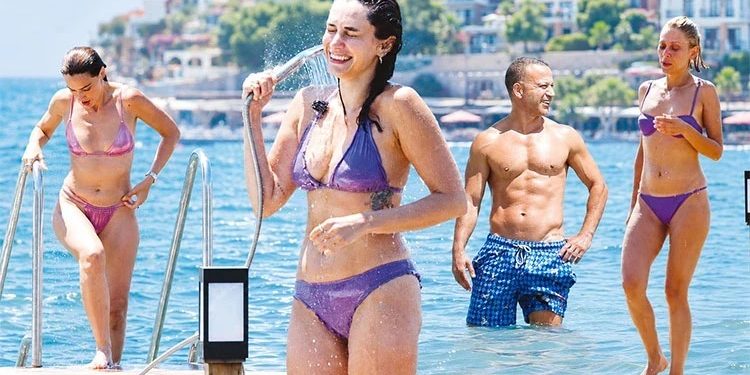 Türkiyəli məşhurlar çimərlikdə görüntüləndi-FOTOLAR
