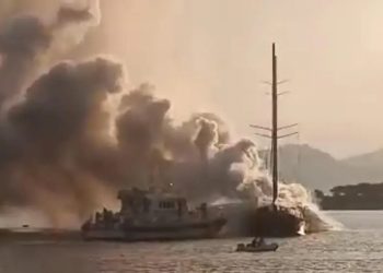 Gəzinti qayığında yanğın baş verdi