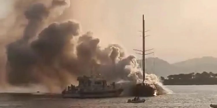 Gəzinti qayığında yanğın baş verdi