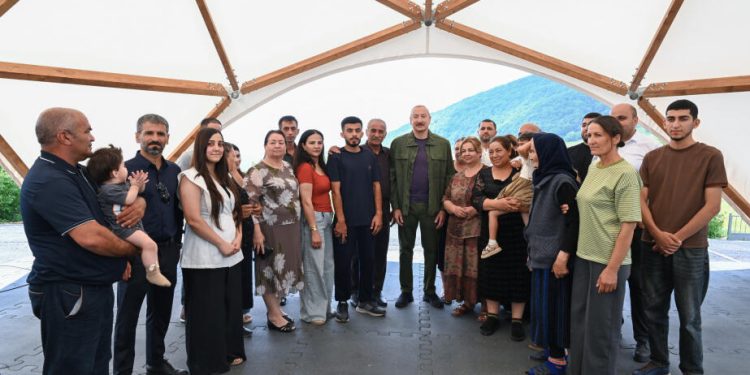 Prezident İlham Əliyev Şuşanın Kiçik Qaladərəsi kəndində görülən işlərlə tanış olub və kəndə qayıdan sakinlərlə görüşüb - FOTOLAR