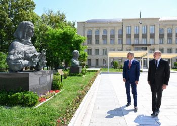 Prezident İlham Əliyev və Slovakiya Prezidenti Şuşada Azərbaycanın tanınmış şəxsiyyətlərinin işğal dövründə güllələnmiş büstlərinə baxıblar – VİDEO-FOTOLAR