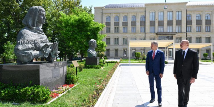 Prezident İlham Əliyev və Slovakiya Prezidenti Şuşada Azərbaycanın tanınmış şəxsiyyətlərinin işğal dövründə güllələnmiş büstlərinə baxıblar - VİDEO-FOTOLAR