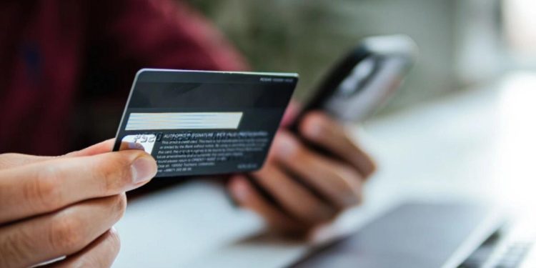 Bakıda iş yoldaşının kartından gizlicə 6 min pul çıxaran şəxs saxlanıldı