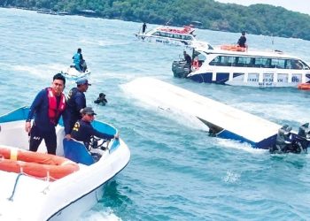 Vyetnamda turist qayığı aşdı