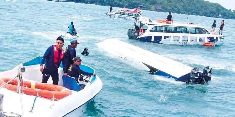 Vyetnamda turist qayığı aşdı