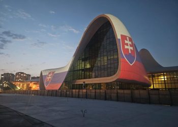 Heydər Əliyev Mərkəzinin binası Slovakiya bayrağının rəngləri ilə işıqlandırılıb