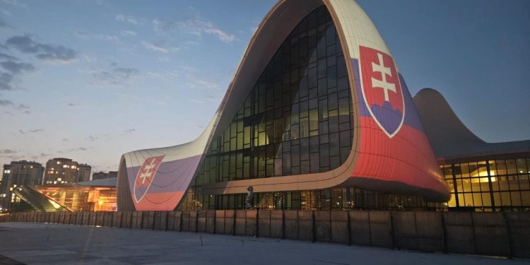 Heydər Əliyev Mərkəzinin binası Slovakiya bayrağının rəngləri ilə işıqlandırılıb