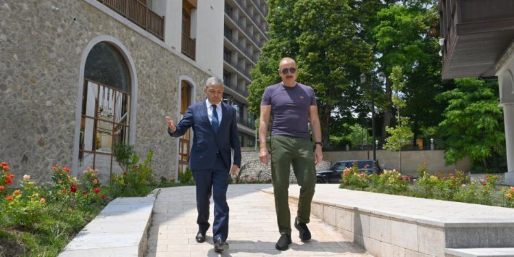 Prezident İlham Əliyev Şuşanın Qarabağ küçəsində dövlət-özəl tərəfdaşlığı çərçivəsində həyata keçirilmiş işlərlə tanış olub - FOTOLAR