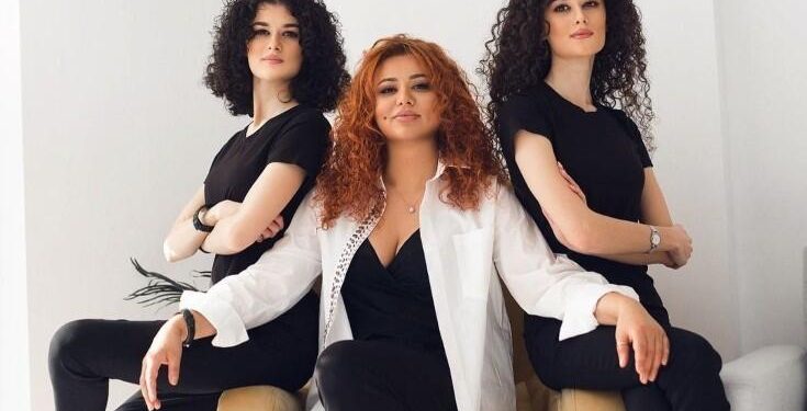 Əməkdar artist əkiz qızları ilə fotosunu paylaşdı