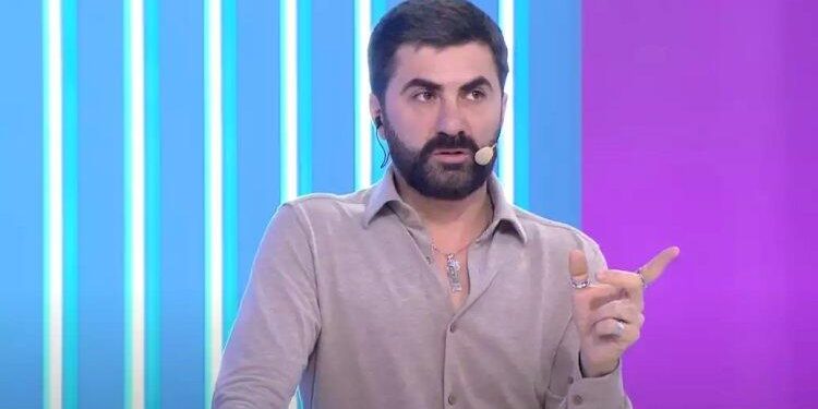 Zaur Baxşəliyev: "Burada xoş söz yazır, o tərəfdə söyürlər"