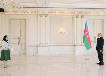 Prezident İlham Əliyev İrlandiyanın Azərbaycanda yeni təyin olunmuş səfirinin etimadnaməsini qəbul edib – FOTOLAR