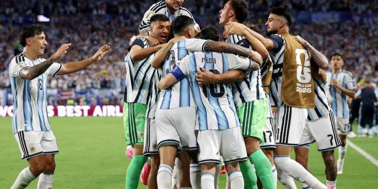Argentina geri dönüş edərək 1/4 finala yüksəldi