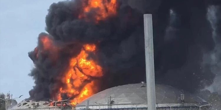 Rusiyada neft emalı zavodunda yanğın