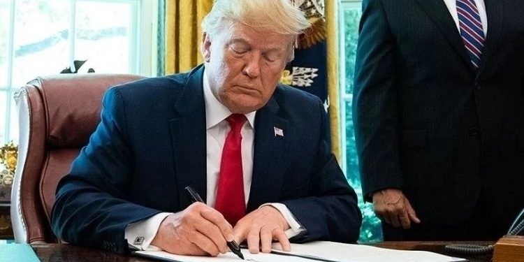 Tramp Ontario gölünün adını Amerika gölü olaraq adını dəyişdirdi