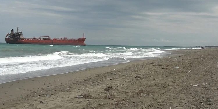 PUA hücumuna məruz qalan tanker Samsunda sahilə çıxıb