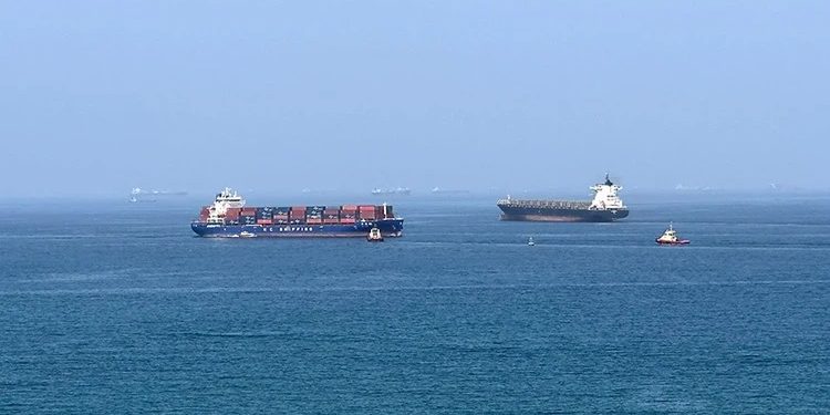 Oman sahillərində şübhəli hücum