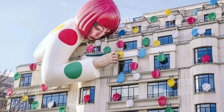 “Puantiyələr kraliçası” Yayoi Kusama vəfat edib