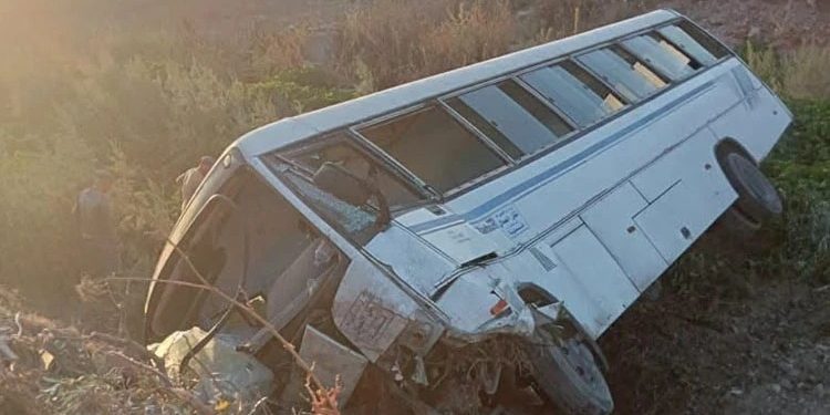Avtobus yol kənarına aşdı: 6 ölü, 22 yaralı