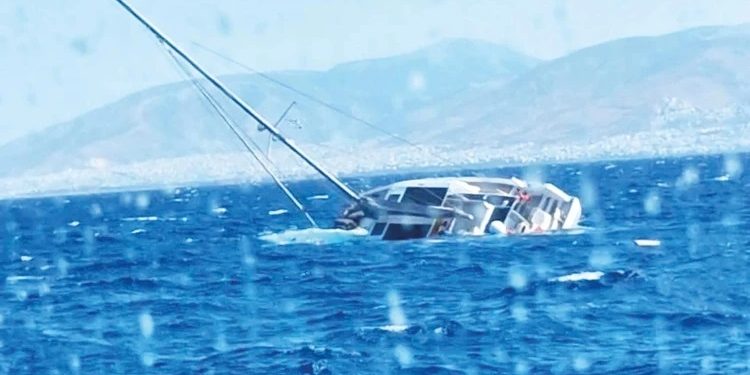 Yunanıstanda türk bayraqlı gəmi batdı