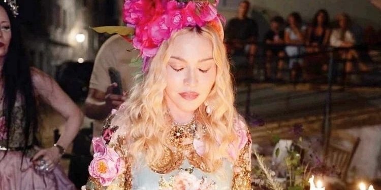 Madonna 68 yaşını Yunanıstanda qeyd etdi