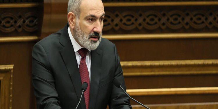Paşinyan köməkçisini vəzifəsindən azad etdi