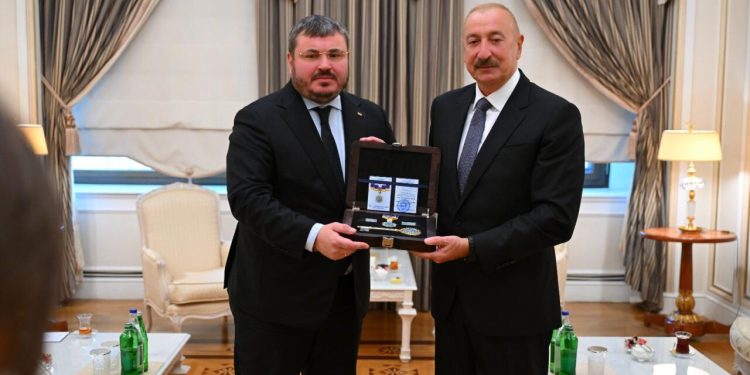 Prezident İlham Əliyevə “İrpin şəhərinin fəxri vətəndaşı” vəsiqəsi təqdim edilib - FOTO