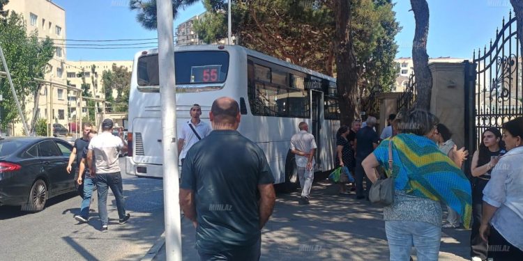55 nömrəli avtobus qəza törətdi