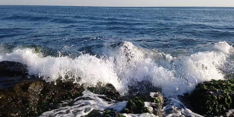 Xəzərdə gəzinti qayığı qayaya çırpıldı - Ölənlər və yaralananlar var