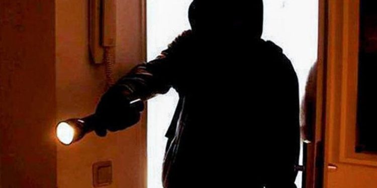 Bakıda usta işlədiyi evdən 10 min manatlıq qızıl oğurlandı