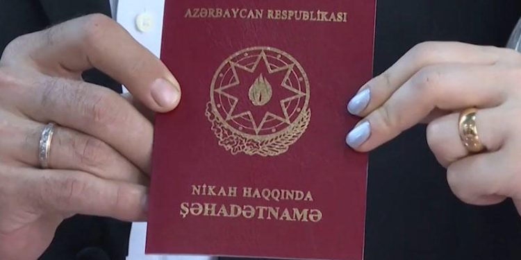 Azərbaycanda həyat yoldaşının soyadını götürən kişilərin sayı açıqlandı
