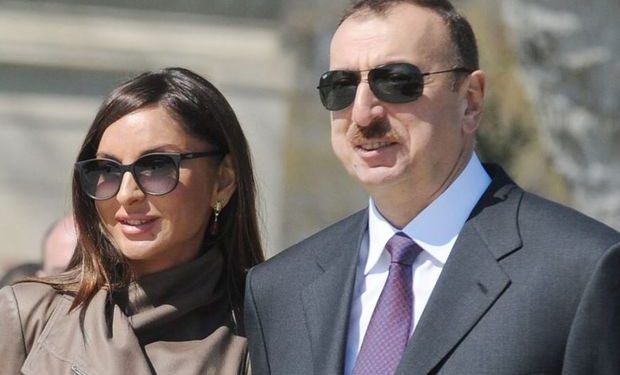 Azərbaycan Prezidenti və birinci xanım Daşkənddə Ümummilli Liderin barelyefi önünə gül dəstələri qoyublar
