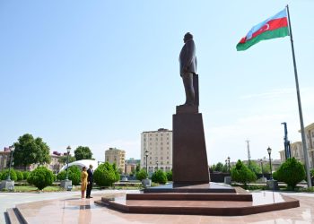 İlham Əliyev Ümummilli Liderin Naxçıvan şəhərinin mərkəzində ucaldılan abidəsini ziyarət edib-VİDEO-FOTOLAR
