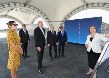 İlham Əliyev və Mehriban Əliyeva Naxçıvan şəhərində “Şəms 1” və “Qərbi Üfüq” Günəş Elektrik stansiyalarında görülən işlərlə tanış olublar -VİDEO-FOTOLAR