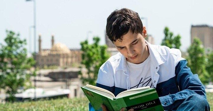 Bu universitet müəllimlik oxuyan oğlan tələbələrə pul verəcək