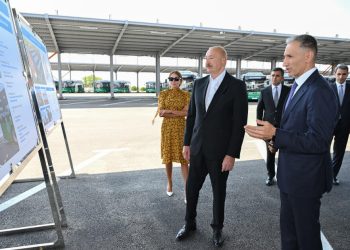 İlham Əliyev və Mehriban Əliyeva Naxçıvanda elektrik mühərrikli yeni avtobuslara baxıb, dəmir yolu infrastrukturunda aparılan yenidənqurma işləri ilə tanış olublar-VİDEO-FOTOLAR