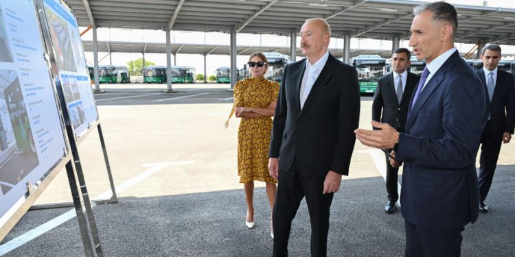 İlham Əliyev və Mehriban Əliyeva Naxçıvanda elektrik mühərrikli yeni avtobuslara baxıb, dəmir yolu infrastrukturunda aparılan yenidənqurma işləri ilə tanış olublar-VİDEO-FOTOLAR